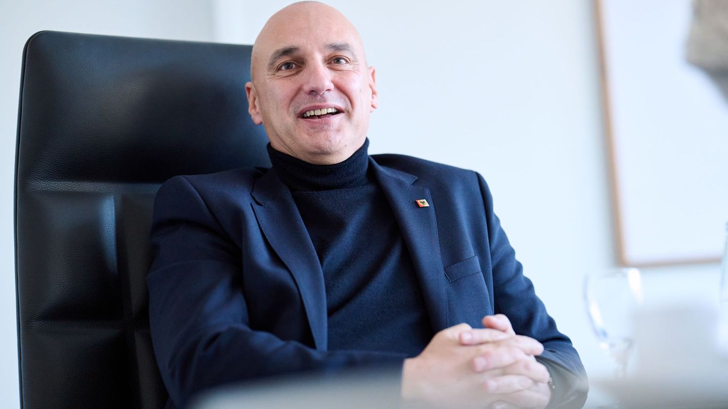 Sicherheit, Wirtschaft und Bildung gehören zu den Schwerpunkten des Rathauschefs. Foto: Bernd Thissen/dpa