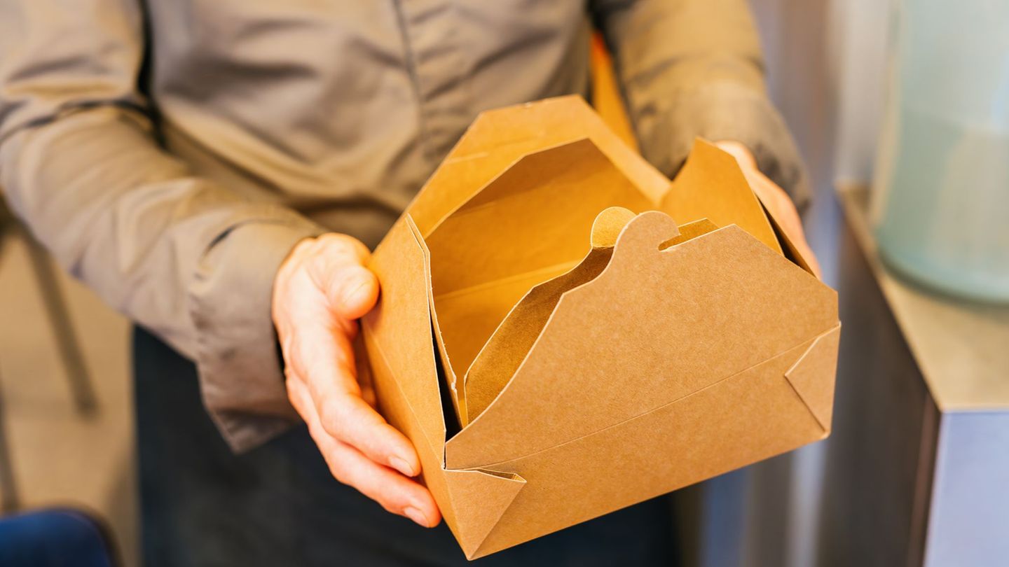 Seit Beginn des Jahres fallen für Verpackungen to go unterschiedliche Beträge an. Foto: Philipp von Ditfurth/dpa