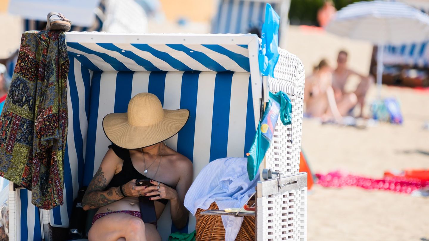 Künstliche Intelligenz kann Touristen auch während ihres Urlaubs unterstützen. (Symbolbild) Foto: Christoph Soeder/dpa
