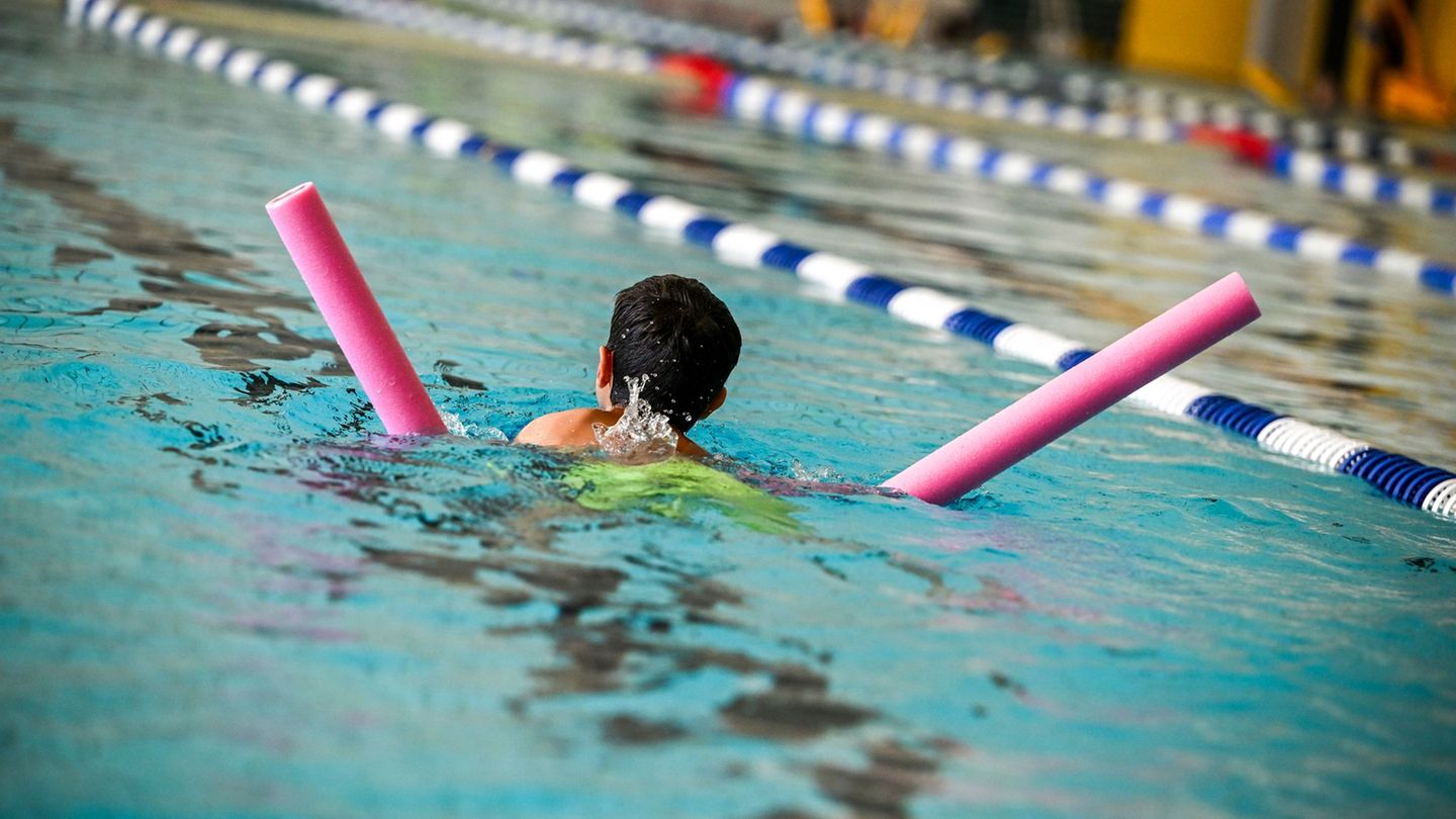 Schwimmenlernen - für Kinder mit Handicap gibt es jetzt eigene Abzeichen, die "Seesternchen" Foto: Jens Kalaene/dpa