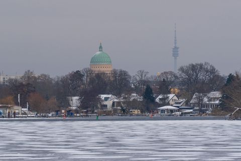 Es bleibt eisig kalt mit Frost bis minus 14 Grad. Wegen Glatteis auf Gehwegen können jetzt auch Potsdamer Privathaushalte kosten