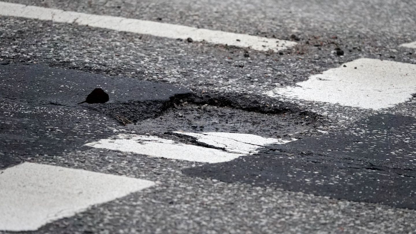 Die CDU bemängelt den Umgang des Senats im Umgang mit den alljährlich auftretenden Winterschäden auf Hamburgs Straßen. (Archivbi