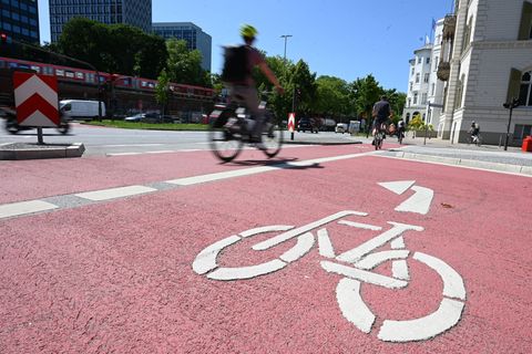 Der Radverkehr in Hamburg hat nach Angaben der Verkehrsbehörde im vergangenen Jahr um vier Prozent zugelegt - während der Autove