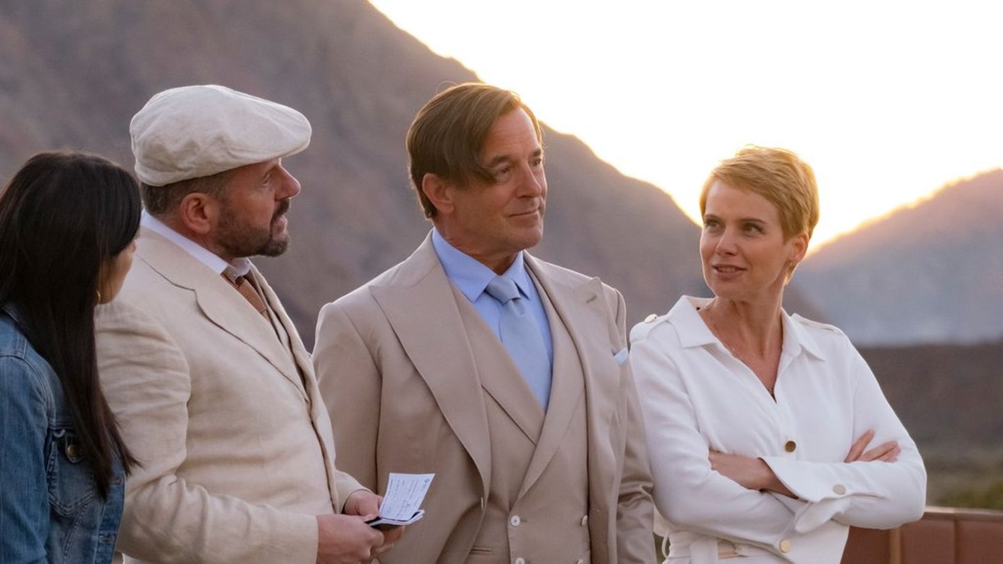 "Allmen und das Geheimnis des Koi": Carlos (Samuel Finzi, l.), Allmen (Heino Ferch, M.) und Jojo (Andrea Osvárt) schmieden Plä