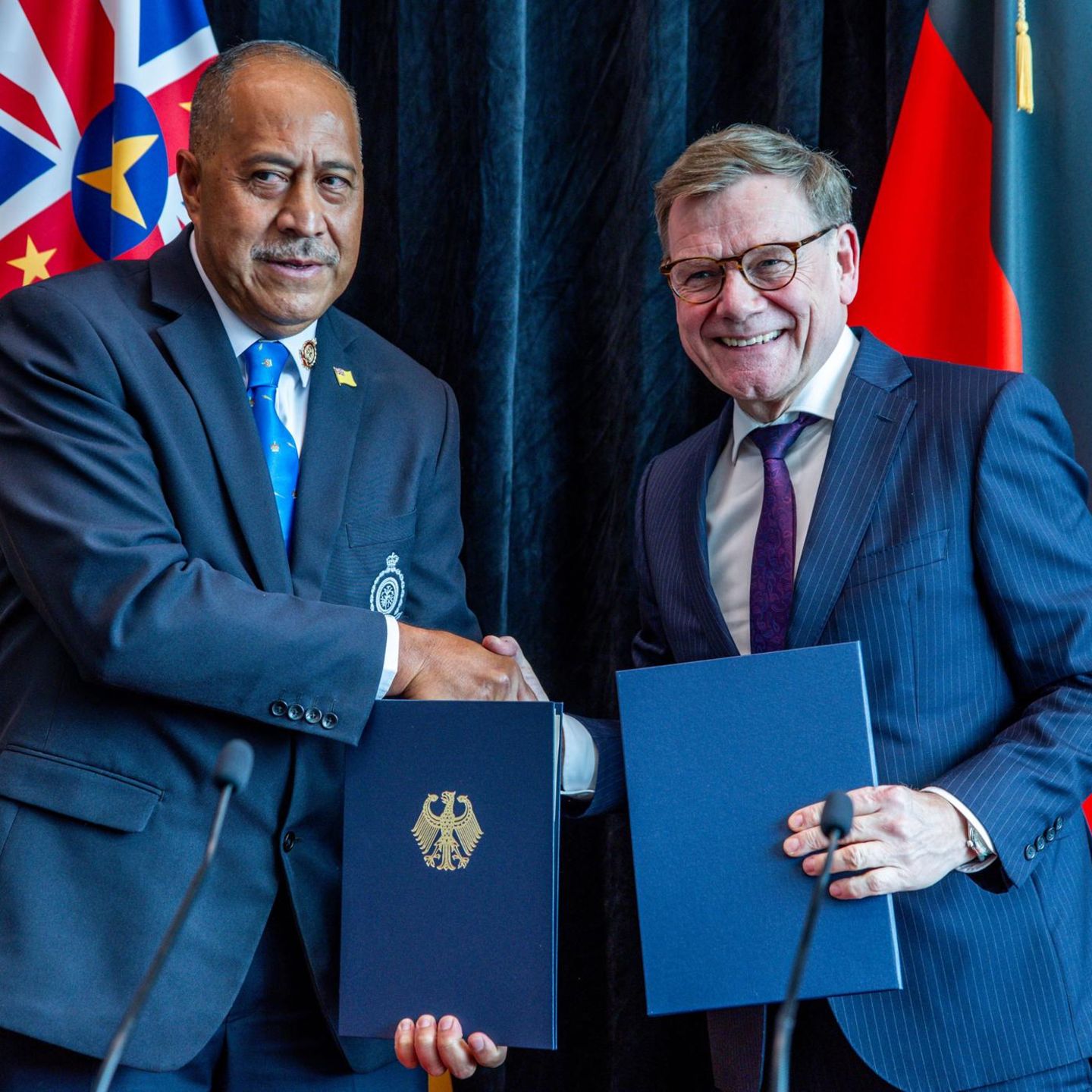 Bundesaußenminister Johann Wadephul und Niues Premier Dalton Takelage