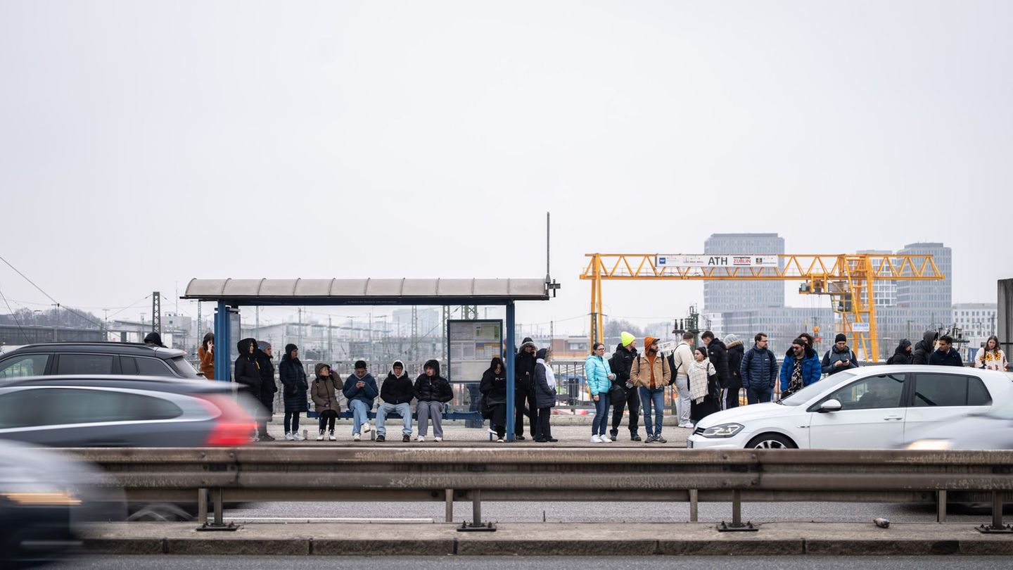 Am Dienstagmorgen lief der kommunale Nahverkehr wieder geregelt an. Foto: Lukas Barth-Tuttas/dpa