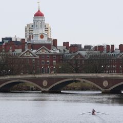 Ein Ruderer rudert den Charles River in der Nähe der Harvard University hinunter