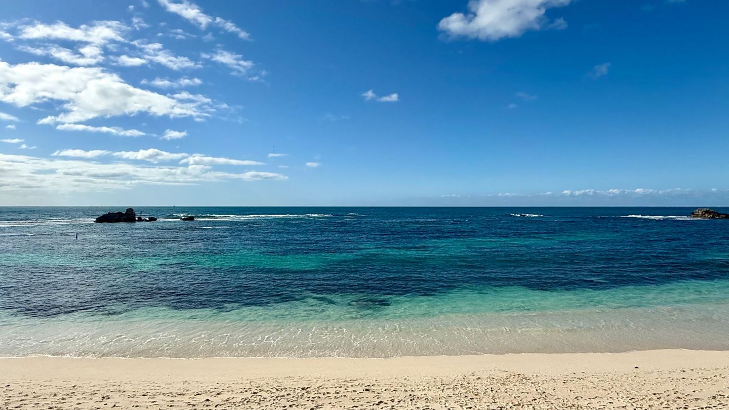 Vier Stunden lang schwamm ein 13-Jähriger im Meer vor Westaustralien, um seine Familie zu retten. (Archivbild) Foto: Carola Fren