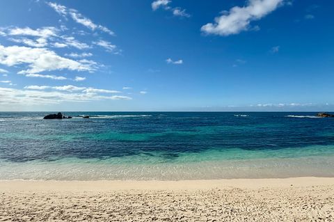 Vier Stunden lang schwamm ein 13-Jähriger im Meer vor Westaustralien, um seine Familie zu retten. (Archivbild) Foto: Carola Fren