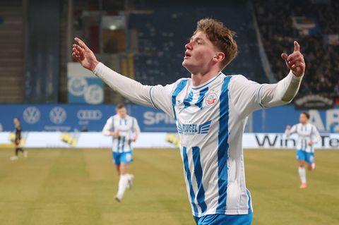 Umworbener Stürmer geht nach Schottland: Ryan Naderi, hier noch im Trikot von Hansa Rostock. (Archivbild) Foto: Bernd Wüstneck/d