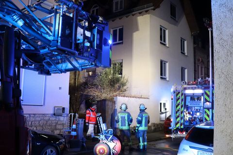 Nach einem Brand in Weinheim (Rhein-Neckar-Kreis) holt die Feuerwehr eine tote Frau aus einem Wohngebäude. Foto: Rene Priebe/dpa