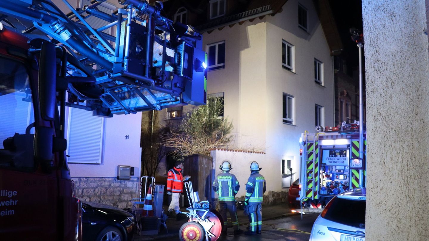 Nach einem Brand in Weinheim (Rhein-Neckar-Kreis) holt die Feuerwehr eine tote Frau aus einem Wohngebäude. Foto: Rene Priebe/dpa