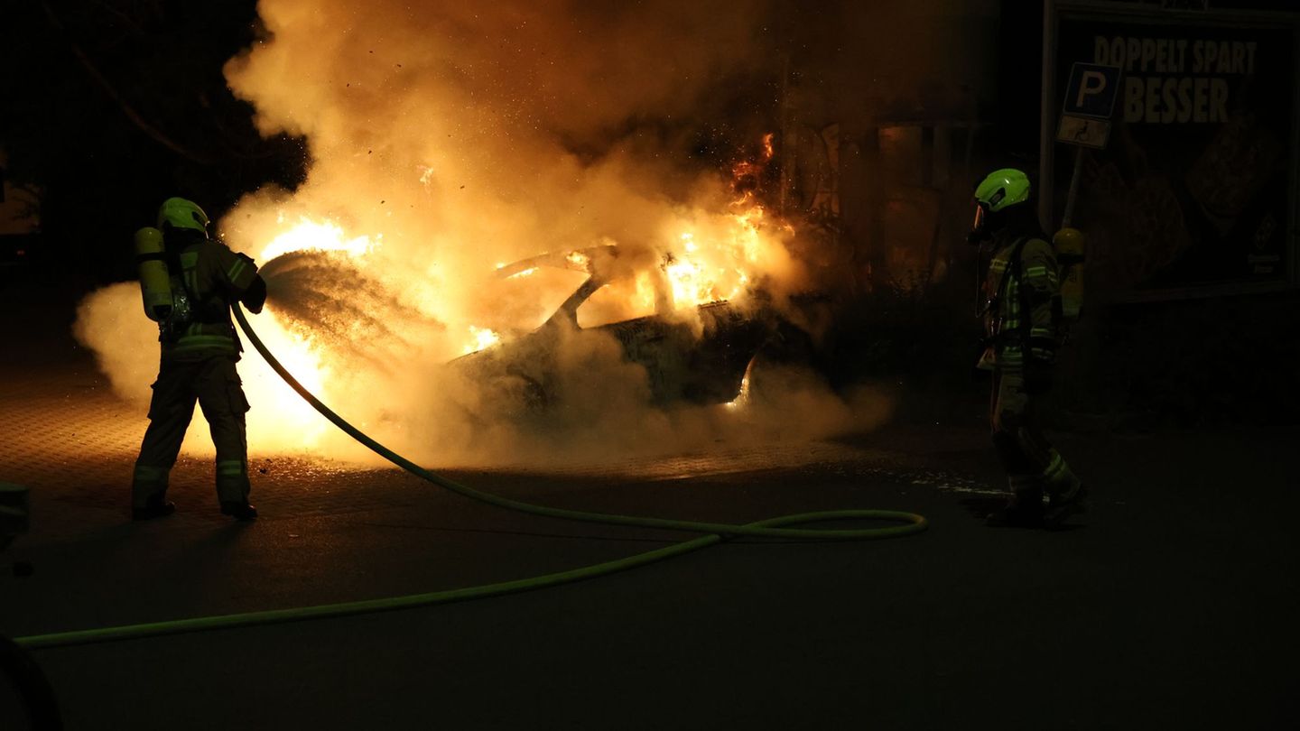 In Sachsen-Anhalt sind 2025 Hunderte Autos nach Brandstiftungen in Flammen aufgegangen. (Symbolbild) Foto: Christian Sappeck/BLP