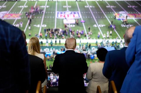 Das Schlachtfeld fest im Blick: Präsident Trump mit Tochter Ivanka beim Super Bowl 2025 in New Orleans