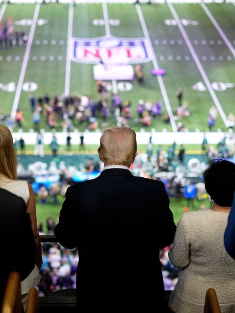 Das Schlachtfeld fest im Blick: Präsident Trump mit Tochter Ivanka beim Super Bowl 2025 in New Orleans