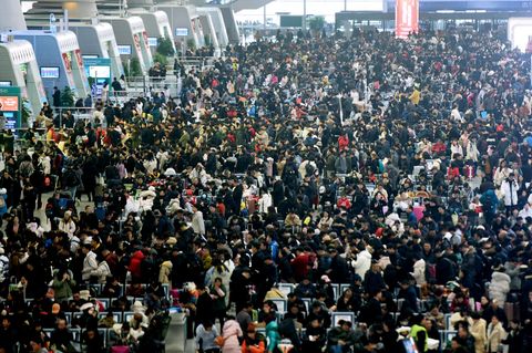 Auch in diesem Jahr dürfte es wieder voll werden an Chinas Bahnhöfen. (Archivbild) Foto: -/CHINATOPIX/AP/dpa