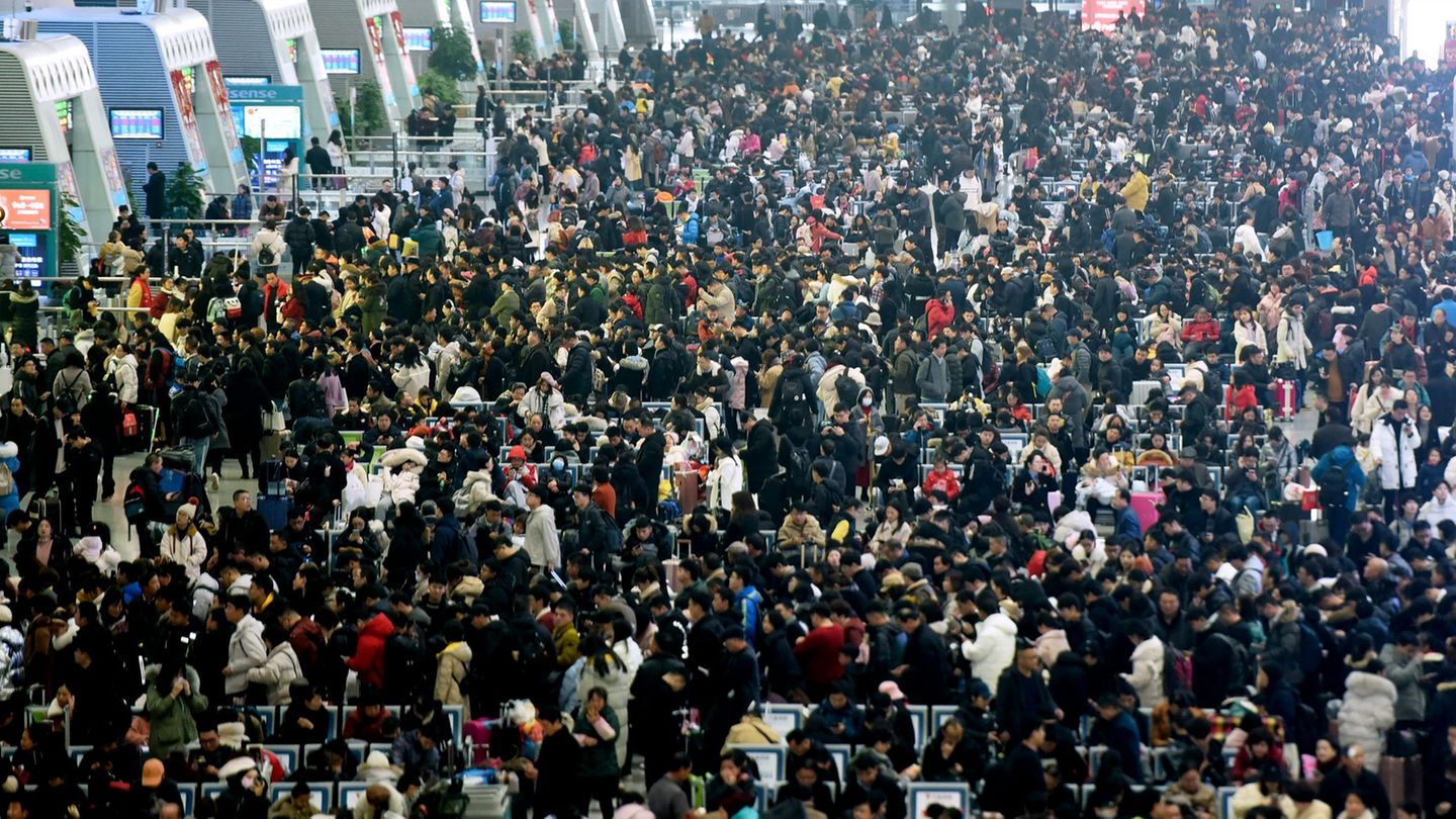 Auch in diesem Jahr dürfte es wieder voll werden an Chinas Bahnhöfen. (Archivbild) Foto: -/CHINATOPIX/AP/dpa