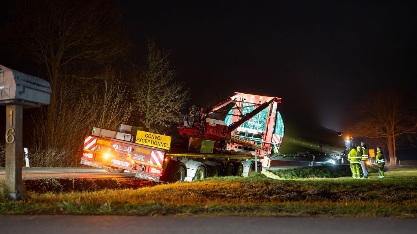 Der Schwertransporter ist von der Straße abgekommen. Foto: Max Lametz/dpa
