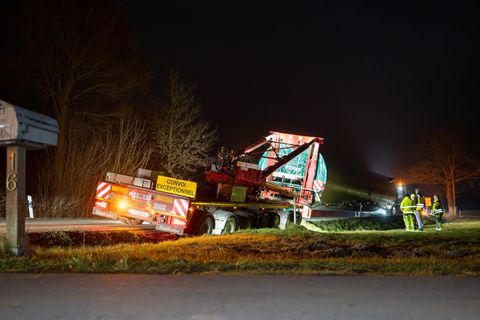 Der Schwertransporter ist von der Straße abgekommen. Foto: Max Lametz/dpa