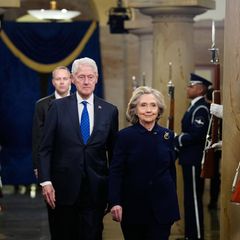 Der frühere US-Präsident Bill Clinton und die frühere Außenministerin bei der Amtseinführung von Donald Trump im Januar 2025