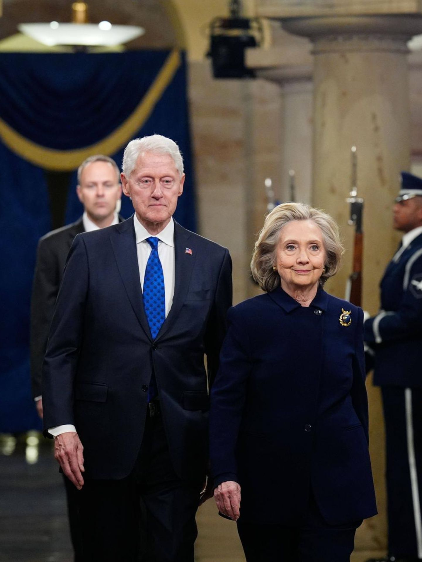 Der frühere US-Präsident Bill Clinton und die frühere Außenministerin bei der Amtseinführung von Donald Trump im Januar 2025