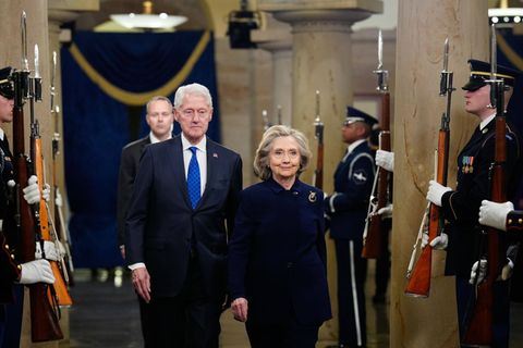 Der frühere US-Präsident Bill Clinton und die frühere Außenministerin bei der Amtseinführung von Donald Trump im Januar 2025