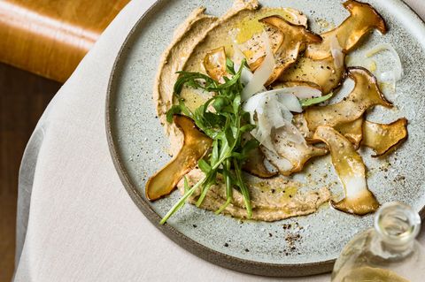 Carpaccio vom Kräuterseitling mit Trüffel-Pilzcreme und Parmesan
