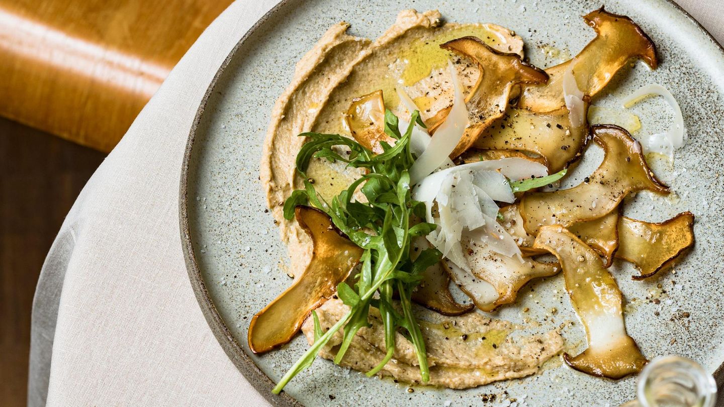 Carpaccio vom Kräuterseitling mit Trüffel-Pilzcreme und Parmesan