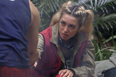 Gil Ofarim gibt Ariel die Hand