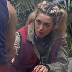 Gil Ofarim gibt Ariel die Hand