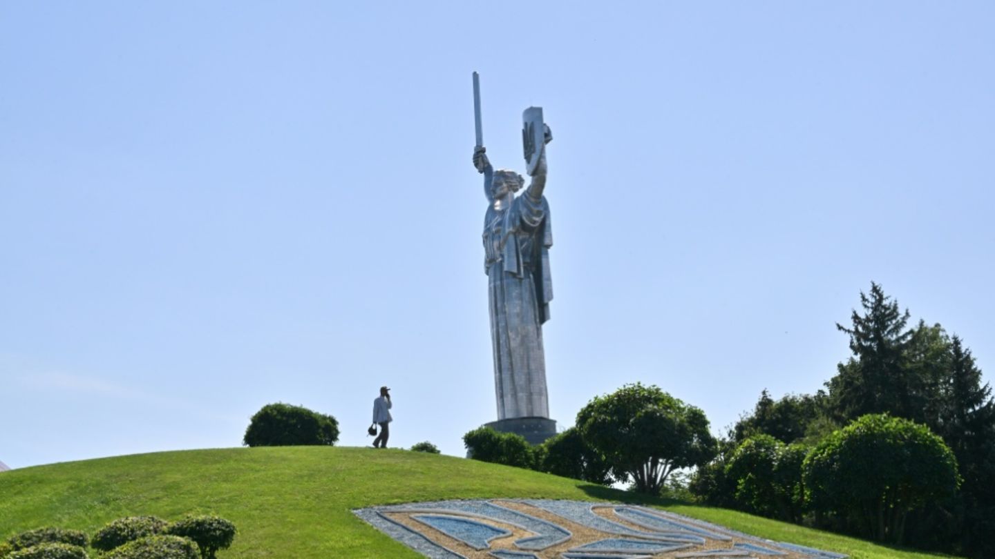 Die "Mutter-Heimat"-Statue im August 2025
