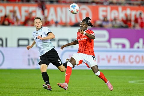 Richmond Tachie (r.) stürmt jetzt für den 1. FC Magdeburg. Foto: Uwe Anspach/dpa
