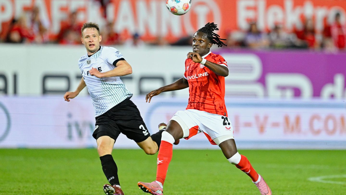 Richmond Tachie (r.) stürmt jetzt für den 1. FC Magdeburg. Foto: Uwe Anspach/dpa