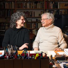 Paul Maar und Tochter Anne, die beiden blicken sich an