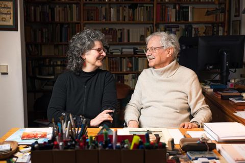 Paul Maar und Tochter Anne, die beiden blicken sich an