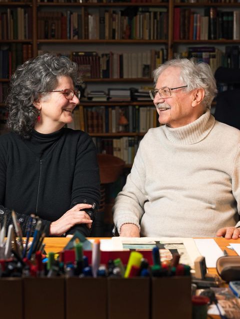 Paul Maar und Tochter Anne, die beiden blicken sich an