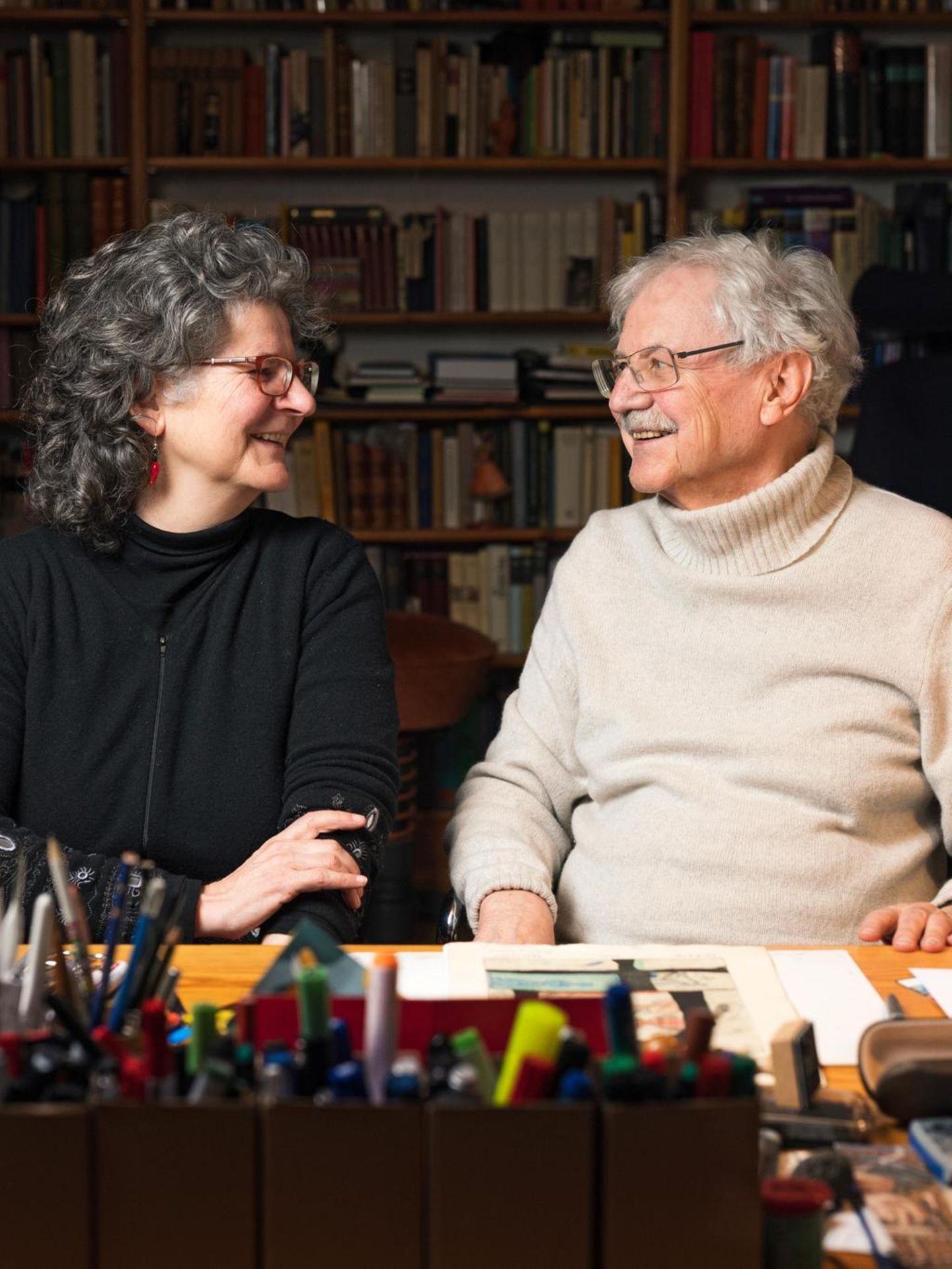 Paul Maar und Tochter Anne, die beiden blicken sich an