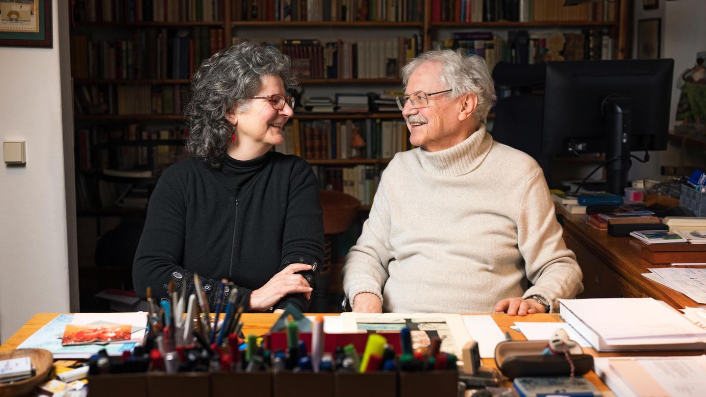 Paul Maar und Tochter Anne, die beiden blicken sich an