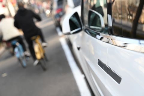 Die Türgriffe hatten bei Unfällen für Probleme gesorgt. Foto: Johannes Neudecker/dpa