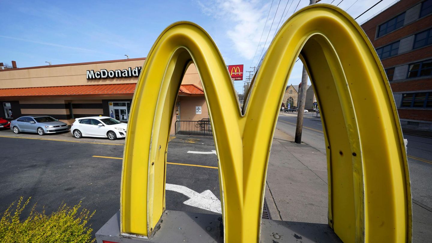 Ein McDonald's-Restaurantschild ist vor einer McDonald's Filiale zu sehen