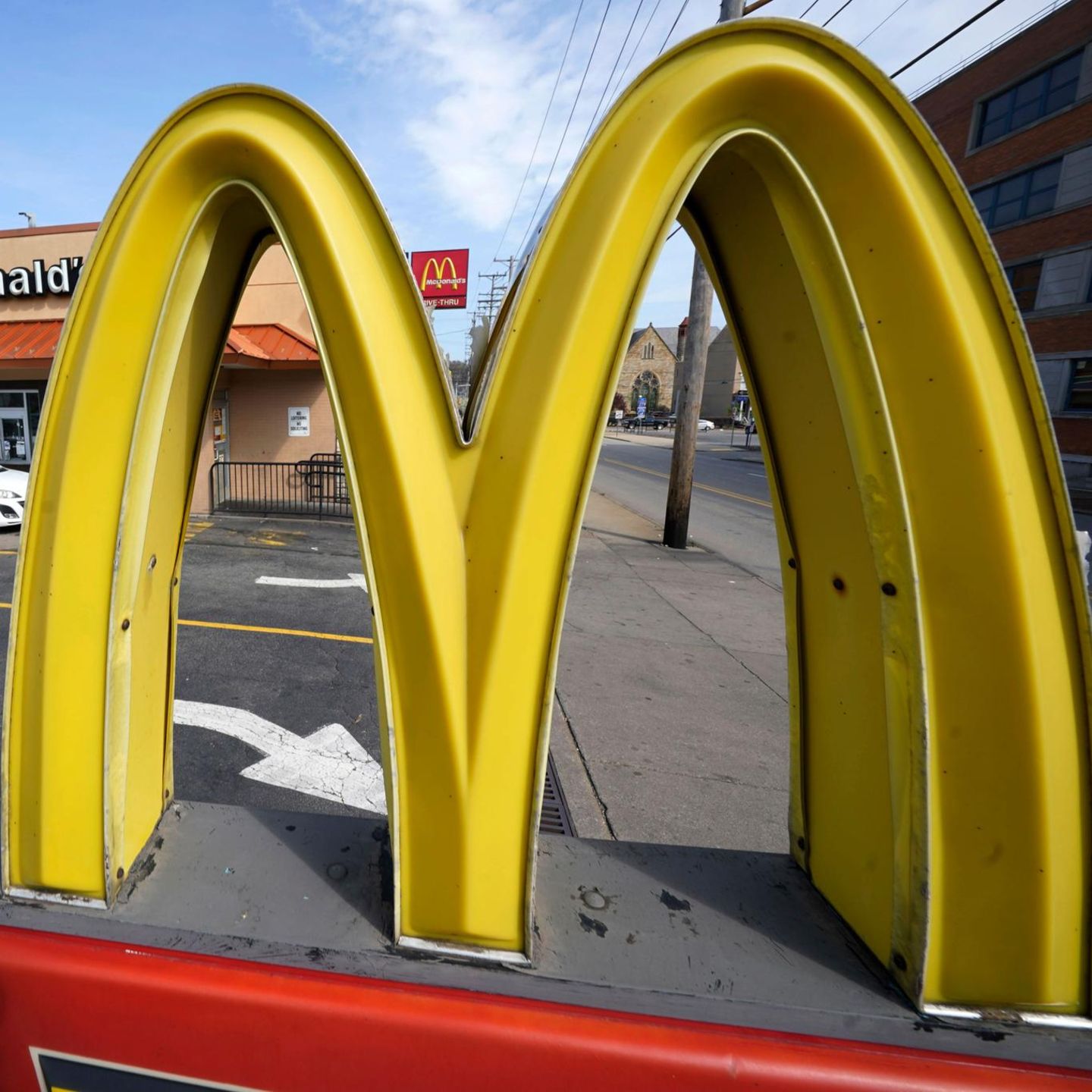 Ein McDonald's-Restaurantschild ist vor einer McDonald's Filiale zu sehen