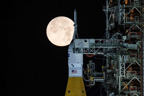 Der Vollmond scheint hinter dem Raktensystem "Artemis 2" auf dem Weltraumbahnhof Cape Canaveral Foto: Sam Lott/NASA via AP/dpa
