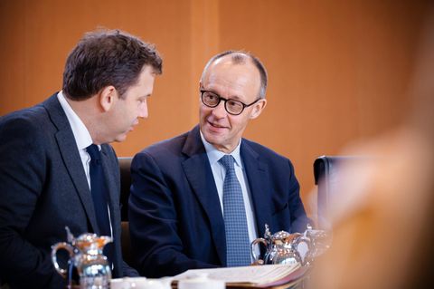 Wollen die Wirtschaft ankurbeln: Finanzminister Lars Klingbeil (l., SPD) und Kanzler Friedrich Merz (CDU)