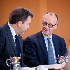 Wollen die Wirtschaft ankurbeln: Finanzminister Lars Klingbeil (l., SPD) und Kanzler Friedrich Merz (CDU)