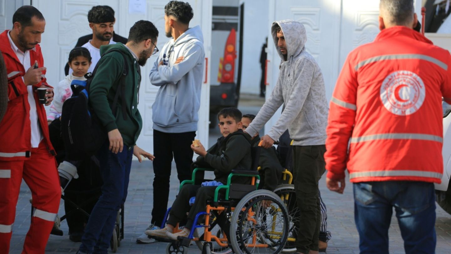 Verletzte Palästinenser warten am Grenzübergang Rafah