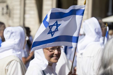 Auch bei proisraelischen Kundgebungen in Hessen wie etwa im Sommer 2025 in Frankfurt ist die israelische Flagge zu sehen - vor d