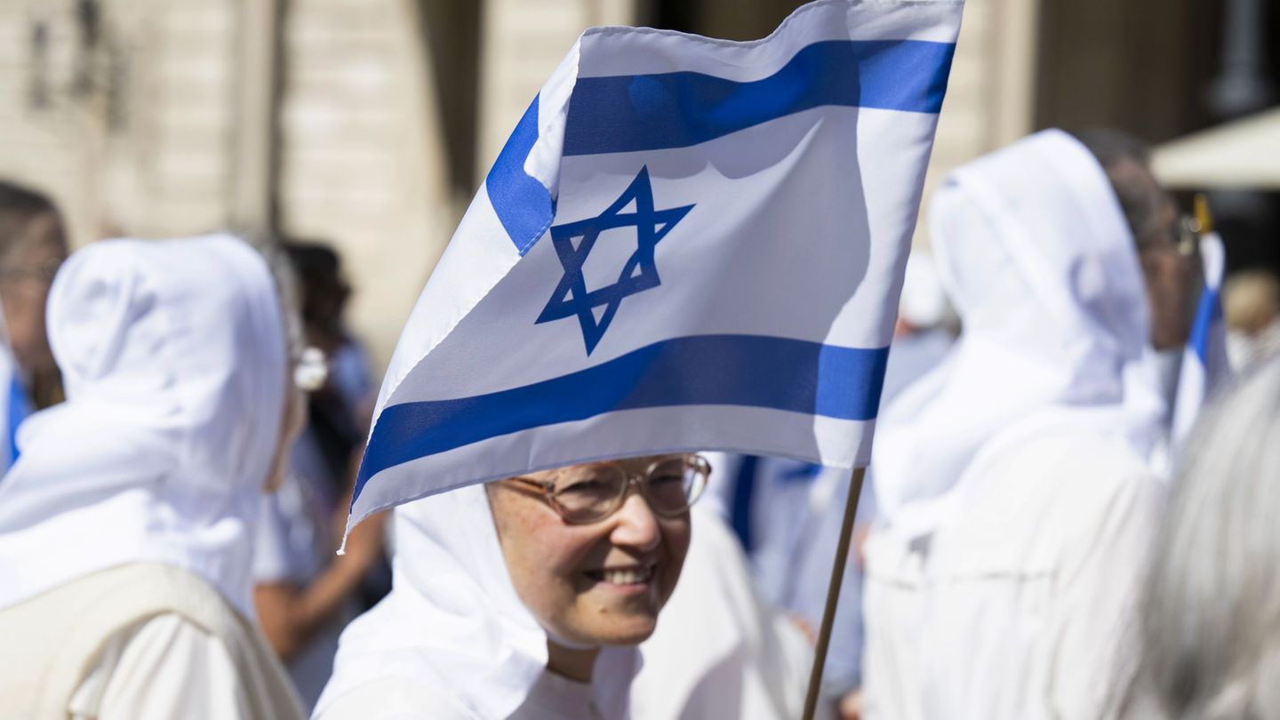 Auch bei proisraelischen Kundgebungen in Hessen wie etwa im Sommer 2025 in Frankfurt ist die israelische Flagge zu sehen - vor d