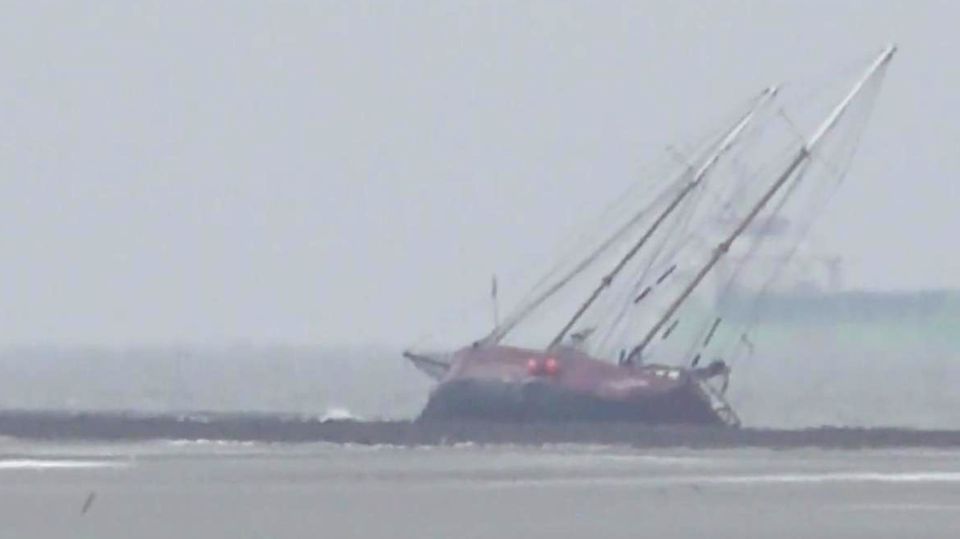 Schiff kippt zur Seite