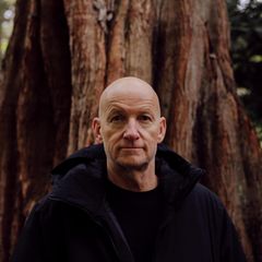 Søren Sveistrup vor einem riesigen Baum