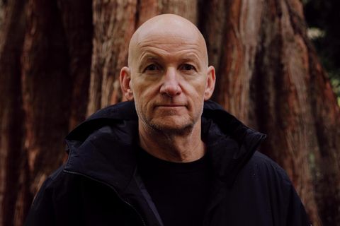 Søren Sveistrup vor einem riesigen Baum